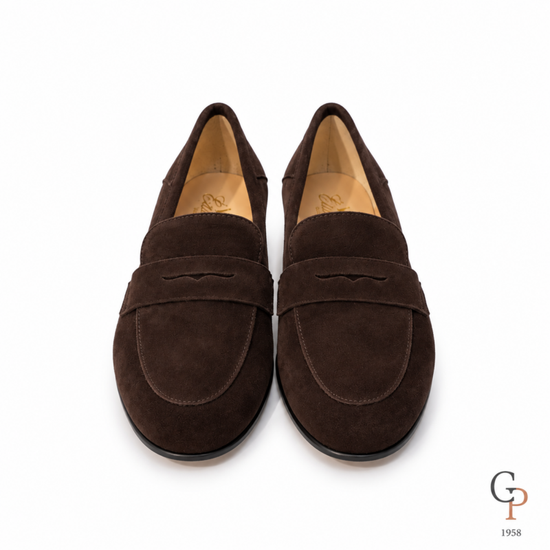 msj_D2IzdNt5itDJywcKMocassini%20in%20suede%20marrone%20scuro%20con%20logo%201958.png