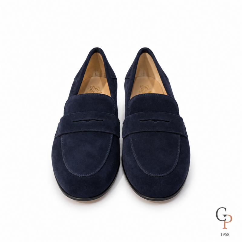 msj_E91xkWLRR5ROrOYcMocassini%20scamosciati%20blu%20navy%20con%20logo%20GP%201958.png